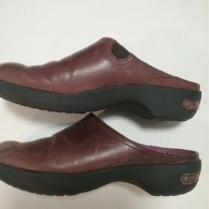Crocs leather cobblers brown slip on shoes or clogs. Sz 6.5